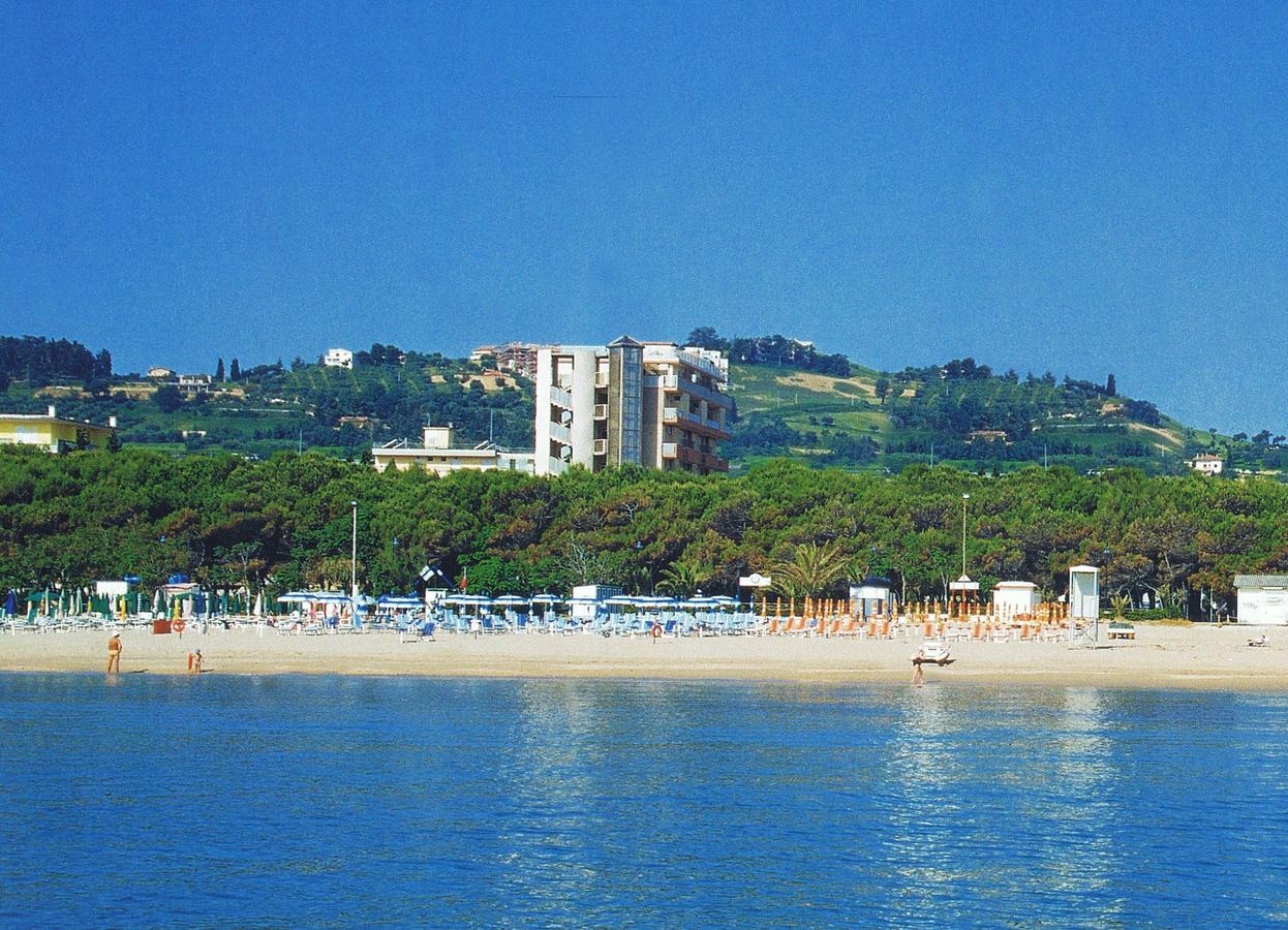 Hotel Doge Alba Adriatica Buitenkant foto
