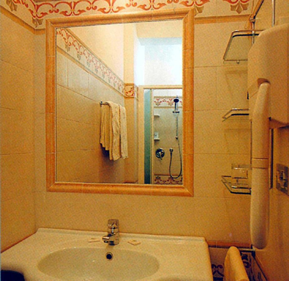 Hotel Doge Alba Adriatica Buitenkant foto